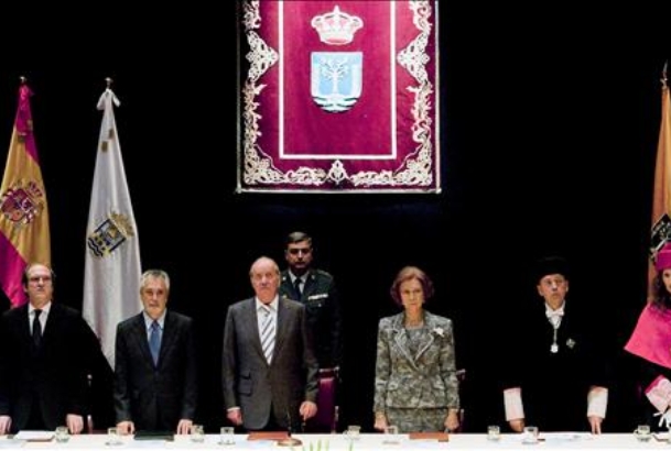 Los Reyes, con el presidente de la Junta de Andalucía, el ministro de Educación,Ángel Gabilondo, y el rector y la secretaria general de la Universidad