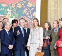 Doña Elena conversa con el presidente de la Junta de Andalucía