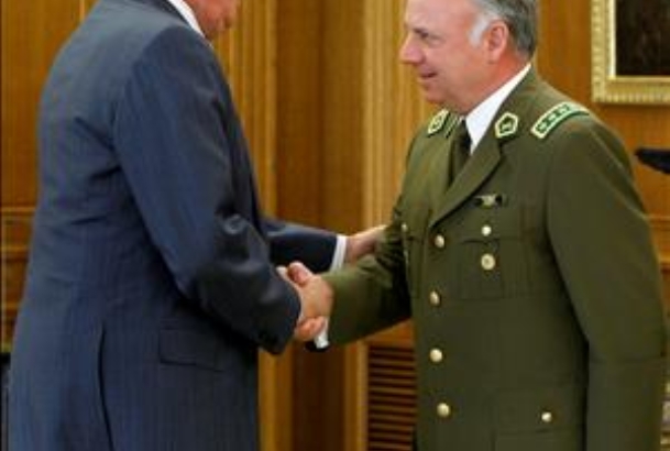 Don Juan Carlos recibe el saludo del general Gordon