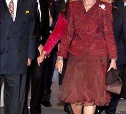 Doña Sofía, con el embajador de Suiza, a su llegada al Auditorio Nacional