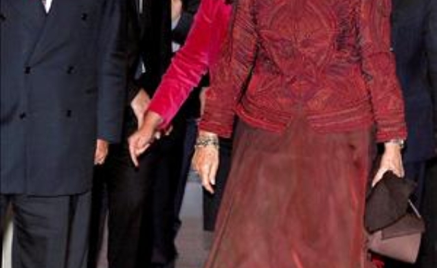 Doña Sofía, con el embajador de Suiza, a su llegada al Auditorio Nacional