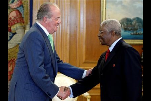Saludo entre Don Juan Carlos y el Presidente de Mozambique