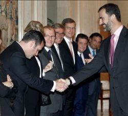Don Felipe recibe el saludo de los asistentes a la reunión del Consejo Mundial de PWC Legal