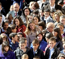 Doña Letizia con los niños galardonados