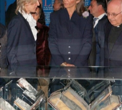 Doña Elena, durante su recorrido por la exposición