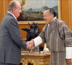 Su Majestad el Rey saluda al primer ministro del Reino de Bhután
