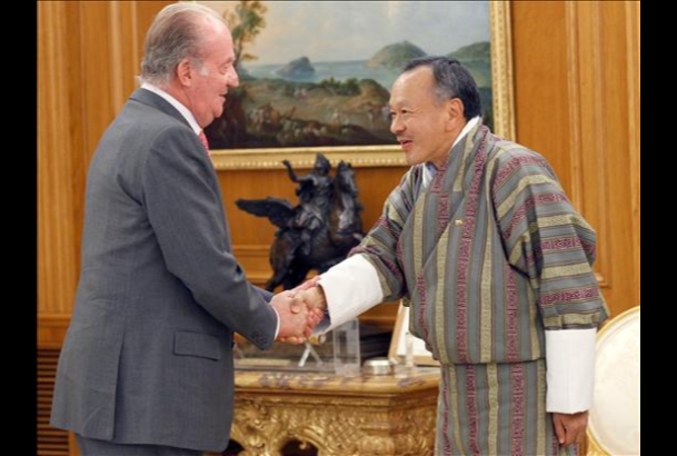 Su Majestad el Rey saluda al primer ministro del Reino de Bhután