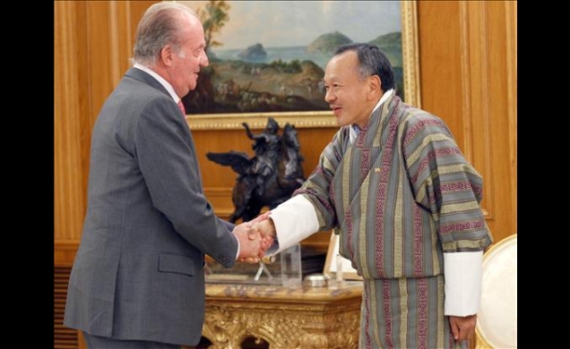Su Majestad el Rey saluda al primer ministro del Reino de Bhután