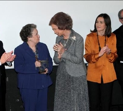 Doña Sofía, con María Galiana, la ministra de Cultura, el presidente de EGEDA y el presidente de la Academia de las Artes y las Ciencias Cinematográfi