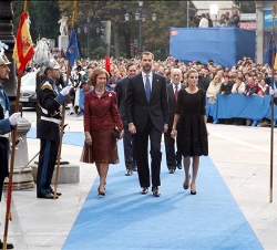 La Reina y los Príncipes, a su llegada al Teatro Campoamor