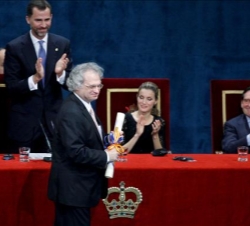 Sus Altezas Reales aplauden al escritor Amin Maalouf
