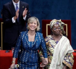 La presidenta de Manos Unidas y la cooperante Cécile Samagui reciben el diploma de manos de Don Felipe