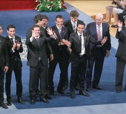 La representación de la Selección Española de Fútbol agradece los aplausos de los asistentes