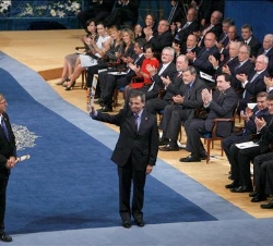 Jeremy Chapman y Rafael Matesanz, tras recibir el diploma