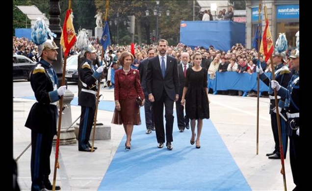 La Reina y los Príncipes, a su llegada al Teatro Campoamor