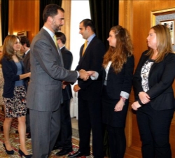 Don Felipe y Doña Letizia saludan a los miembros Junta Directiva de la Asociación de Jóvenes Empresarios del Principado de Asturias