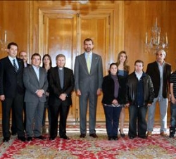 Fotografía de grupo con una representación de la Fundación Vinjoy