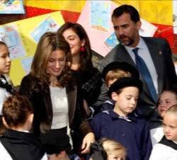 Sus Altezas Reales con los niños del colegio público de Llastres
