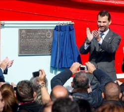 Los Príncipes aplauden a los lastrenses tras descubrir una placa conmemorativa