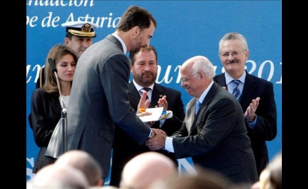 Don Felipe entrega el Premio al Pueblo Ejemplar de Asturias 2010 a Faustino Martínez
