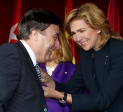Un ciudadano recibe la insignia de manos de Doña Cristina