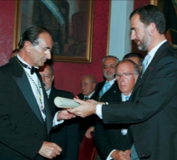 El Príncipe de Asturias entrega el Diploma a Emilio Lamo de Espinosa