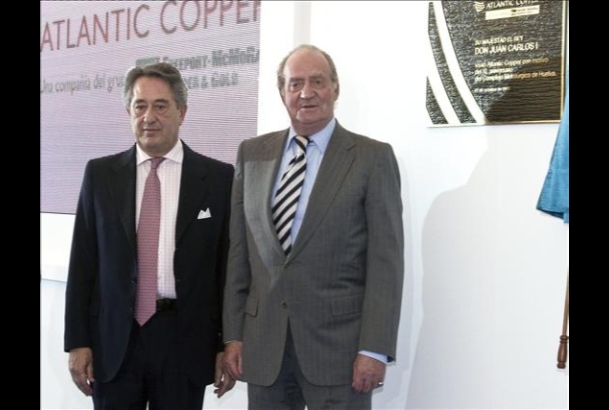 Su Majestad junto al consejero delegado de Atlantic Copper