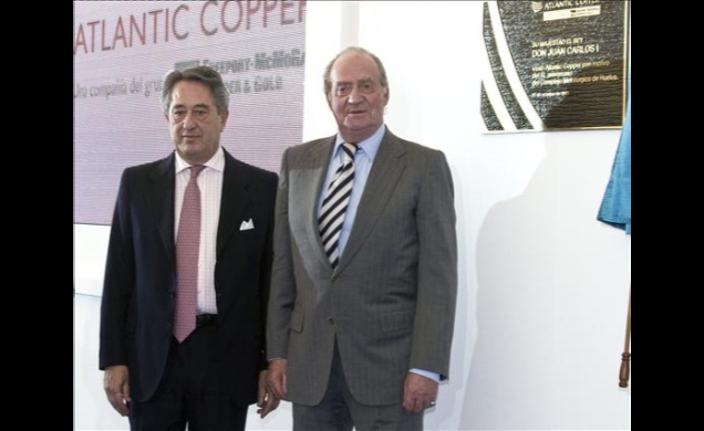 Su Majestad junto al consejero delegado de Atlantic Copper