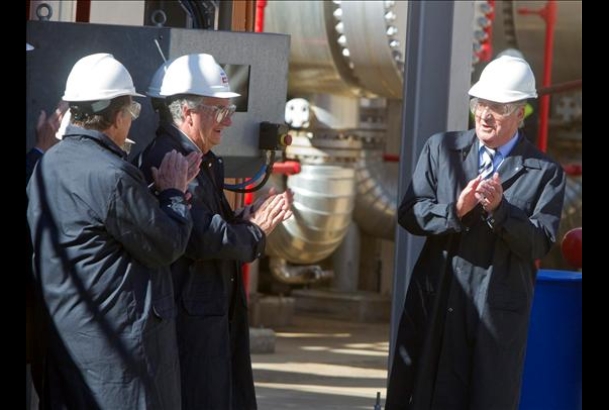 Don Juan Carlos, en la apertura de la válvula de puesta en marcha de las nuevas instalaciones