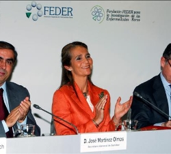 Su Alteza Real la Infanta Doña Elena, tras la firma del convenio de colaboración para el desarrollo del proyecto en enfermedades raras sumamos todos