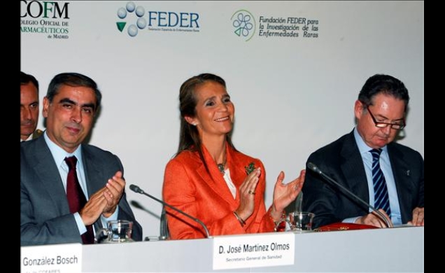 Su Alteza Real la Infanta Doña Elena, tras la firma del convenio de colaboración para el desarrollo del proyecto en enfermedades raras sumamos todos