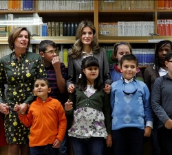 La Princesa, con niños y profesores del Centro de Recursos Educativos de la ONCE