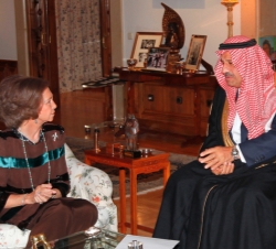 Doña Sofía conversa con el Ministro Adjunto de Defensa saudí