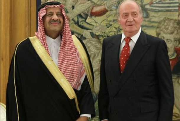 Su Majestad el Rey, junto al Ministro Adjunto de Defensa e inspector general para Asuntos Militares del Reino de Arabia Saudí