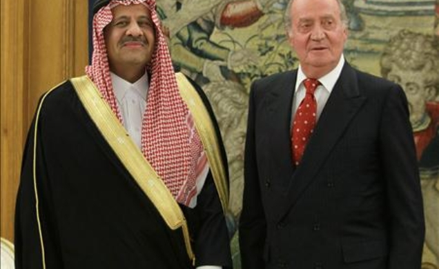 Su Majestad el Rey, junto al Ministro Adjunto de Defensa e inspector general para Asuntos Militares del Reino de Arabia Saudí