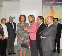 Doña Sofía atiende a las explicaciones de la presidenta de Manos Unidas, Myriam García Abrisqueta, durante su visita