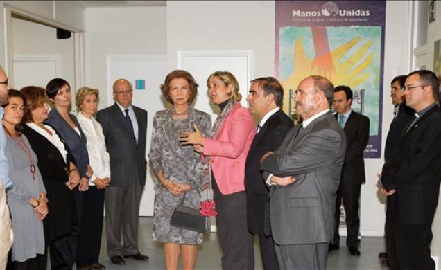 Doña Sofía atiende a las explicaciones de la presidenta de Manos Unidas, Myriam García Abrisqueta, durante su visita