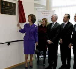 Doña Sofía descubre una placa conmemorativa de la inauguración