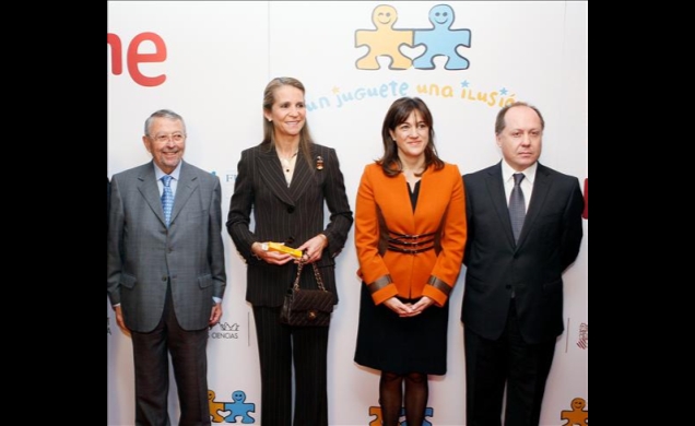 Doña Elena acompañada del presidente de la Corporación RTVE, la secretaria de Estado de Cooperación Internacional, y el director de RNE