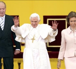 Sus Majestades los Reyes despiden al Santo Padre en el Aeropuerto de El Prat