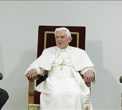 Sus Majestades durante el encuentro con Benedicto XVI en el Aeropuerto de El Prat