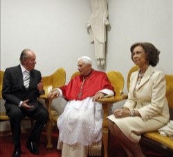 Don Juan Carlos y Doña Sofía durante el encuentro con Su Santidad en la Sagrada Familia
