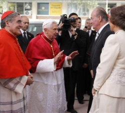 Sus Majestades los Reyes reciben a Su Santidad el Papa a su llegada a la Sagrada Familia