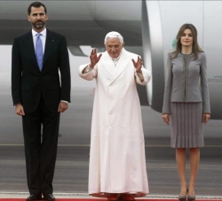 Sus Altezas Reales los Príncipes de Asturias tras recibir a Su Santidad el Papa en el Aeropuerto de Santiago de Compostela