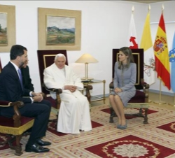Don Felipe y Doña Letizia durante el encuentro con el Santo Padre