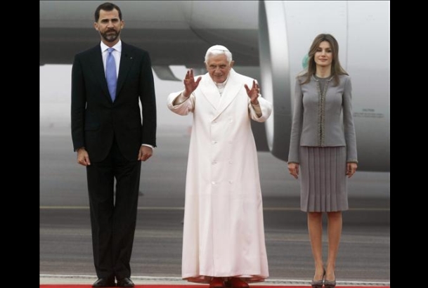Sus Altezas Reales los Príncipes de Asturias tras recibir a Su Santidad el Papa en el Aeropuerto de Santiago de Compostela