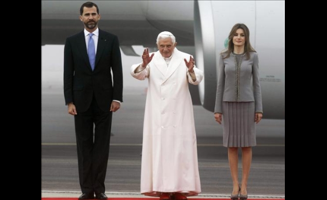 Sus Altezas Reales los Príncipes de Asturias tras recibir a Su Santidad el Papa en el Aeropuerto de Santiago de Compostela