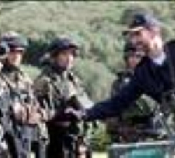 Su Alteza Real el Príncipe de Asturias saluda a militares participantes en el ejercicio