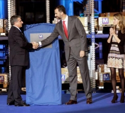 Sus Altezas Reales descubren una placa conmemorativa