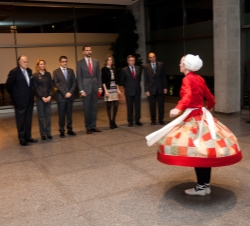 Sus Altezas Reales junto a las autoridades presentes en el acto
